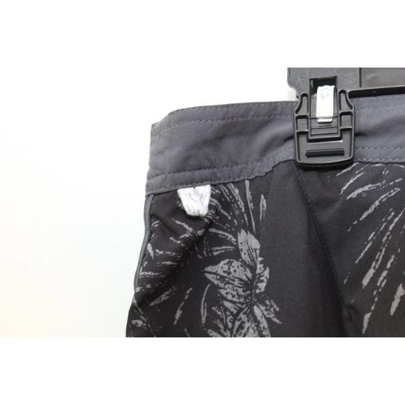 Vuori Cruise BoardShort Black Vintage Floral Gray Men's Board Shorts 32 H14054 - Picture 9 of 13